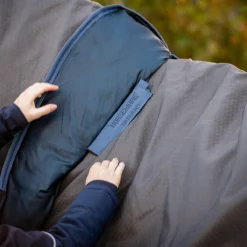 Deken Horseware Rhino Plus Hexstop Vari-Layer 250gr Grijs 16 Deken Horseware Rhino Plus Hexstop Vari-Layer 250gr Grijs -Ruiter Hoek Verkoopwinkel deken horseware rhino plus hexstop vari layer 250gr grijs 1500x1500 168221