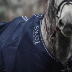 Deken SKØL Cooler Ebba Donkerblauw 9 Deken SKØL Cooler Ebba Donkerblauw -Ruiter Hoek Verkoopwinkel deken skol cooler ebba donkerblauw 1500x1500 130221