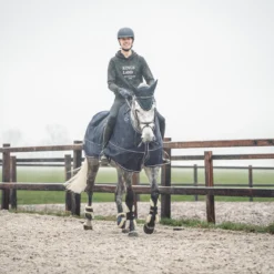 Deken SKØL Cooler Ebba Donkerblauw 11 Deken SKØL Cooler Ebba Donkerblauw -Ruiter Hoek Verkoopwinkel deken skol cooler ebba donkerblauw 1500x1500 130223