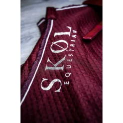 Deken SKØL Cooler Ebba Donkerrood -Ruiter Hoek Verkoopwinkel deken skol cooler ebba donkerrood 1500x1500 130226