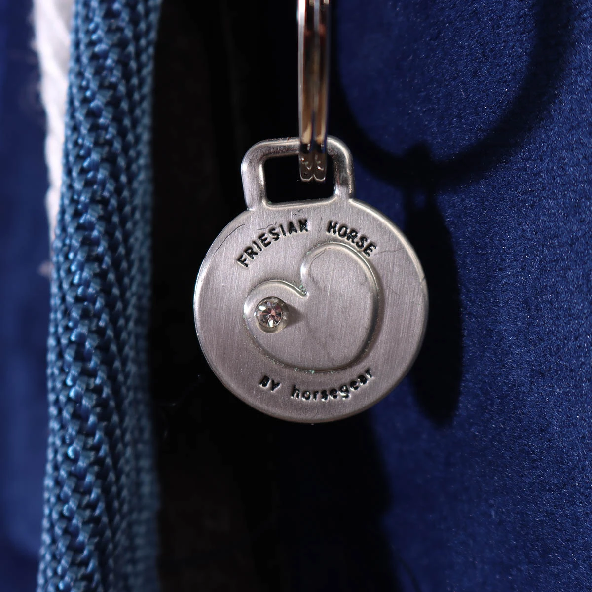 Staldeken Friesian Horse By Horsegear 160gr Donkerblauw 5 Staldeken Friesian Horse By Horsegear 160gr Donkerblauw - Afbeelding 3