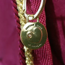 Staldeken Friesian Horse By Horsegear 160gr Donkerrood -Ruiter Hoek Verkoopwinkel staldeken friesian horse by horsegear 160gr donkerrood 1500x1500 173355