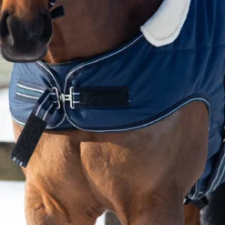 Staldeken QHP 200gr Donkerblauw -Ruiter Hoek Verkoopwinkel staldeken qhp 200gr donkerblauw 1500x1500 139570