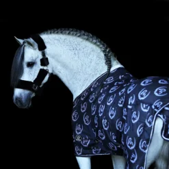 Vliegendeken Horsegear All Over Donkerblauw-wit -Ruiter Hoek Verkoopwinkel vliegendeken horsegear all over donkerblauw wit 1500x1500 139990