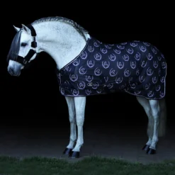Vliegendeken Horsegear All Over Donkerblauw-wit -Ruiter Hoek Verkoopwinkel vliegendeken horsegear all over donkerblauw wit 1500x1500 139992
