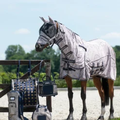 Vliegendeken QHP Collection Combo Met Hals En Masker Donkerblauw-beige -Ruiter Hoek Verkoopwinkel vliegendeken qhp collection combo met hals en masker donkerblauw beige 1500x1500 175275