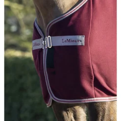 Zweetdeken LeMieux Arika Jersey-Tek Donkerrood -Ruiter Hoek Verkoopwinkel zweetdeken lemieux arika jersey tek donkerrood 1500x1500 143269