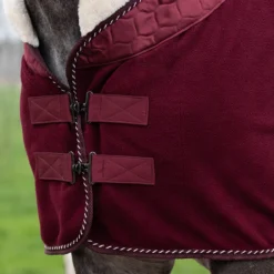 Zweetdeken QHP Brilliance Donkerrood -Ruiter Hoek Verkoopwinkel zweetdeken qhp brilliance donkerrood 1500x1500 140723